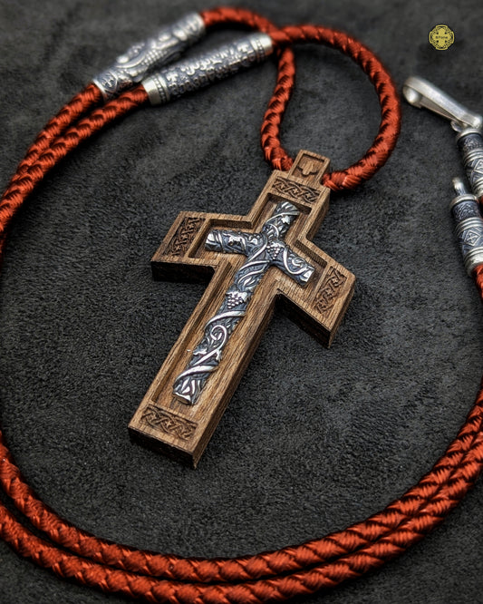 ვერცხლისა და კაკლის წმ.ნინოს ჯვარი